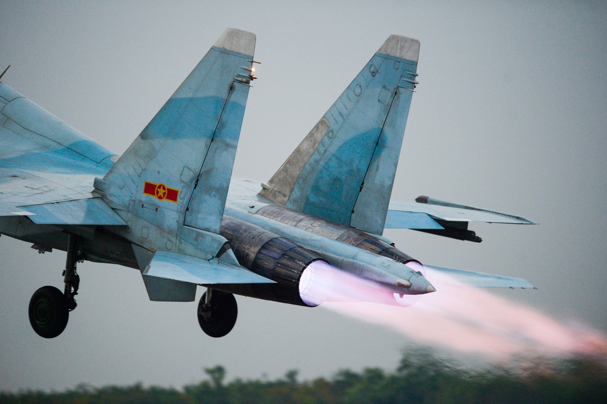 Tốc độ lớn nhất mà Su-30MK2V đạt được có thể lên tới Mach 2,5 - nghĩa là nhanh gấp 2,5 lần tốc độ âm thanh. Độ cao lớn nhất mà nó có thể vươn tới được lên tới gần 20.000 mét so với mực nước biển. Nguồn ảnh: Zingnews.