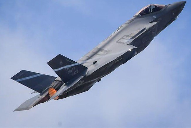 Việc gạt Thổ Nhĩ Kỳ ra khỏi chương trình F-35 về cơ bản là cực kỳ phức tạp vì không những nó ảnh hưởng tới quân hệ Mỹ - Thổ mà nó còn liên quan tới vấn đề hoàn trả lại tiền, lãi cũng như phí bồi thường cho khoản chi phí mà Thổ Nhĩ Kỳ đã góp vào chương trình này. Nguồn ảnh: USAF.