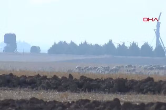 Trái ngược với đó, quan hệ giữa Ankara với Matxcơva lại đột nhiên tốt đẹp chưa từng thấy, thể hiện qua hợp đồng mua sắm tổ hợp tên lửa phòng không tầm xa S-400 Triumf cũng như chia sẻ chính sách tại Syria.