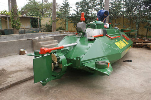 Theo lý thuyết, tàu ngầm Hoàng Sa có khả năng chạy được ở tốc độ tối đa 7 hải lý/giờ, tàu có tự trọng 9 tấn, dài 7 mét, cao 2 mét, ngang 2,5 mét và có thể lặn sâu 50 mét. Nguồn ảnh: TNTS.