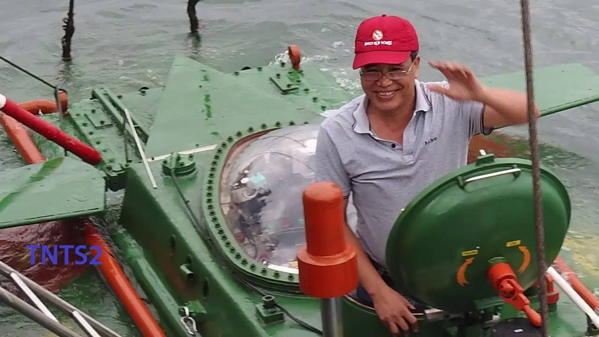 Thời gian lặn dựa trên tính toán lý thuyết tối đa có thể lên tới 3 ngày 3 đêm - nghĩa là 72 tiếng liên tục. Tàu có thiết kế thoi dẹt, chở được tối đa hai người. Nguồn ảnh: TNTS.