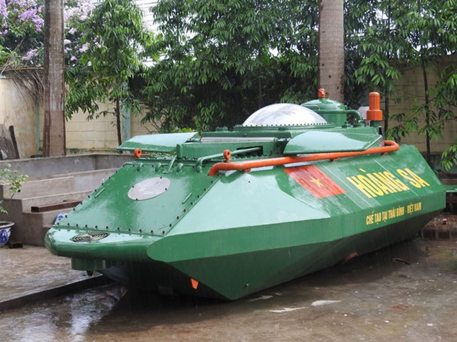 May mắn hơn người anh em của mình, tàu ngầm Hoàng Sa đã được tiến hành thử nghiệm thành công mà không gặp bất cứ sự cố nào. Tuy nhiên, môi trường thử nghiệm của Hoàng Sa mini lại chỉ là ở trong hồ chứ không phải ngoài biển như Trường Sa. Nguồn ảnh: TNTS.