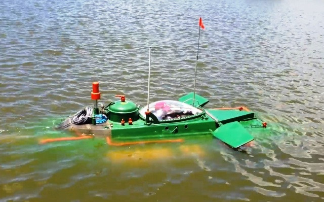 Hệ thống kính trên tàu cho phép người lái quan sát 360 độ xung quanh tàu, tàu Hoàng Sa cũng có cơ chế điều khiển đơn giản hơn Trường Sa, có khả năng đứng lơ lửng trong nước - cực kỳ phù hợp với công tác nghiên cứu lòng biển. Nguồn ảnh: TNTS.