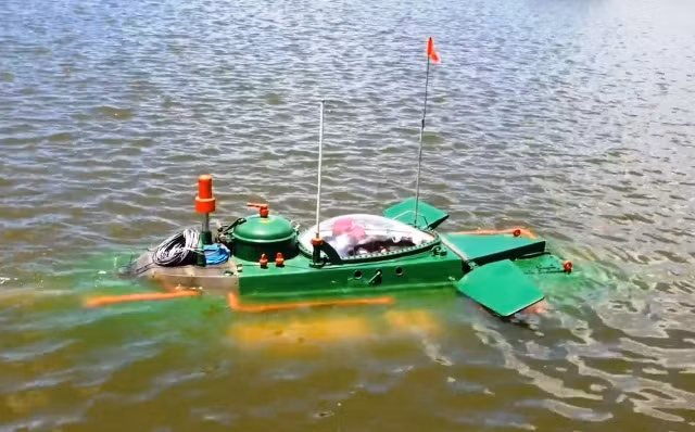 Hệ thống kính trên tàu cho phép người lái quan sát 360 độ xung quanh tàu, tàu Hoàng Sa cũng có cơ chế điều khiển đơn giản hơn Trường Sa, có khả năng đứng lơ lửng trong nước - cực kỳ phù hợp với công tác nghiên cứu lòng biển. Nguồn ảnh: TNTS.