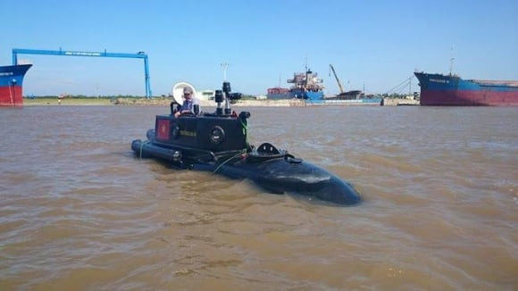 Trước đó, thậm chí chủ tàu ngầm Trường Sa 01 còn muốn cho tàu chạy ra phao số 0 - nghĩa là hết hải phận Việt Nam sau đó tiến hành lặn thử nghiệm để tránh việc vi phạm luật hàng hải và luật giao thông đường thuỷ hiện hành của Việt Nam. Nguồn ảnh: TNTS.