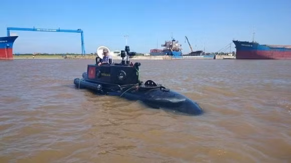 Trước đó, thậm chí chủ tàu ngầm Trường Sa 01 còn muốn cho tàu chạy ra phao số 0 - nghĩa là hết hải phận Việt Nam sau đó tiến hành lặn thử nghiệm để tránh việc vi phạm luật hàng hải và luật giao thông đường thuỷ hiện hành của Việt Nam. Nguồn ảnh: TNTS.