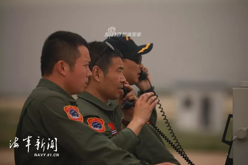 Chiến đấu cơ J-15 của Trung Quốc bắt đầu thực hiện chuyến bay đầu tiên từ năm 2009, tới năm 2013 được ra mắt chính thức. Loại chiến đấu cơ này được Trung Quốc phát triển từ Sukhoi Su-33 của Nga và từ J-11B do Trung Quốc tự thiết kế. Nguồn ảnh: Navy01.