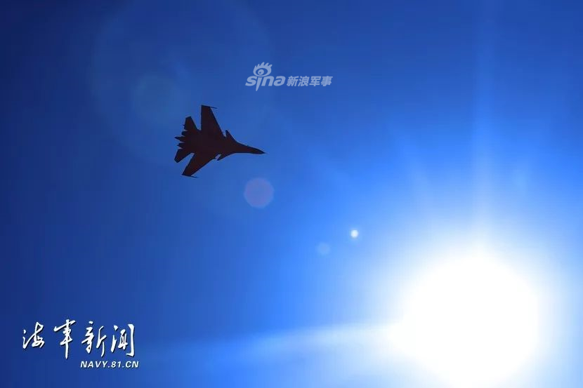 Mặc dù có số lượng khá ít, tuy nhiên J-15 cũng được chia ra tới bốn phiên bản. Phiên bản đầu tiên là J-15 một ghế ngồi, phiên bản J-15B cải biên từ J-15 nhưng vẫn chỉ có một ghế, J-15S ra mắt năm 2012 có 2 ghế và J-15D có hai ghế kèm theo khả năng áp chế điện tử cực mạnh. Nguồn ảnh: Navy01.