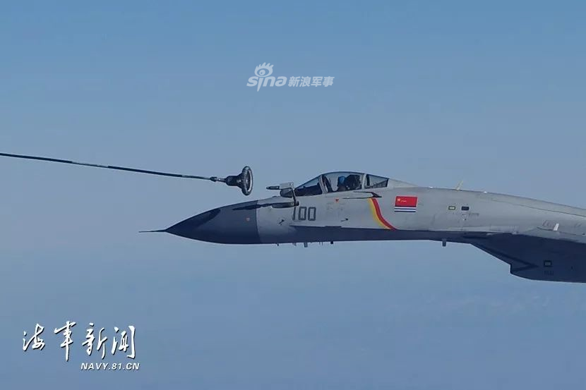 Khi lên không, chiếc J-15 mang đầy nhiên liệu sẽ "đổ xăng" cho chiếc mang đầy vũ khí. Điều này giúp chiếc J-15 mang đầy vũ khí được mang theo "đầy bình" xăng, gia tăng tầm bay và khả năng tác chiến. Nguồn ảnh: Navy01.