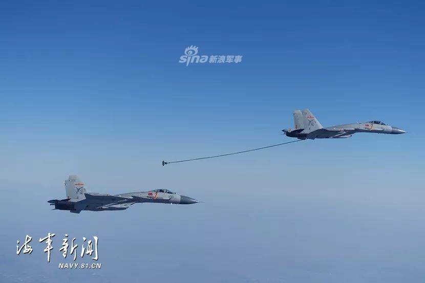 Cụ thể, do không thể cất cánh được với thùng xăng đầy ự và nhiên liệu đầy cánh, một tiêm kích J-15 của Trung Quốc sẽ được cất cánh với đầy đủ vũ khí nhưng mang theo nhiên liệu tối thiểu. Trong khi chiếc còn lại sẽ mang đầy nhiên liệu và không mang vũ trang. Nguồn ảnh: Navy01.