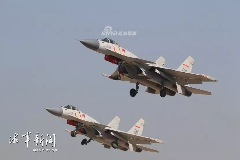 Tuy nhiên, loại chiến đấu cơ này lại được trang bị khả năng tự tiếp liệu cho nhau - thứ sẽ là cứu cánh cho các phi công tiêm kích J-15 của Trung Quốc khi hoạt động trên tàu sân bay. Nguồn ảnh: Navy01.