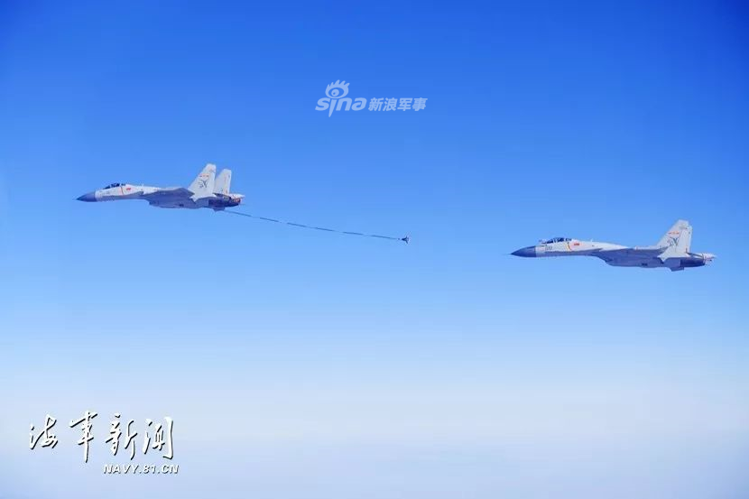 Trung Quốc từng tự hào quảng cáo J-15 có khả năng bay với tốc độ tối đa lên tới 2900 km/h, tuy nhiên con số này khiến nhiều chuyên gia phải hoài nghi. Giới quan sát cho rằng J-15 nhanh lắm chỉ đạt tốc độ Mach 2.35 - nghĩa là nhanh bằng Su-27. Nguồn ảnh: Navy01.