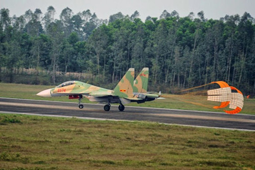 Bên cạnh các chiến đấu cơ Su-30, Su-27 hiện là loại tiêm kích chủ lực của Không quân Việt Nam dù chúng đã có tuổi đời khá cao. Nguồn ảnh: Pinterest.