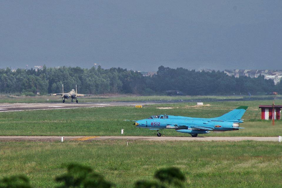 Trong buổi chiều những ngày cuối năm 2019, các chiến đấu cơ Su-27 và Su-22 của Không quân Việt Nam đã thực hiện các cuộc cất cánh từ sân bay Phù Cát, Bình Định. Nguồn ảnh: Vietnam Air Spotters.