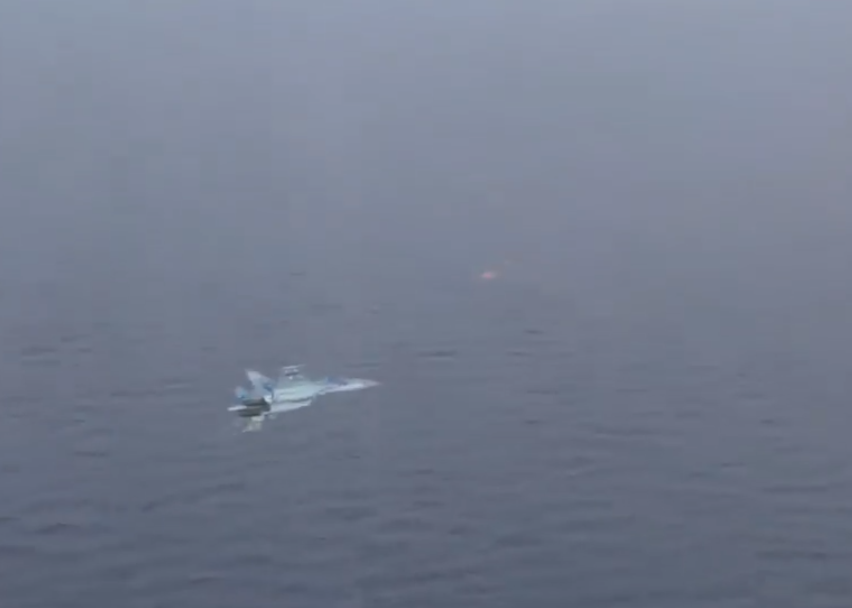 Thậm chí, nếu quả tên lửa bất ngờ gặp sự cố và phát nổ (nhiên liệu) giữa trời hoặc mất quỹ đạo, bay lòng vòng mất kiểm soát thì rất có thể, chiếc Su-27UB ở khoảng cách quá gần cũng không thể cơ động và né tránh kịp. Nguồn ảnh: Militarynoptan.