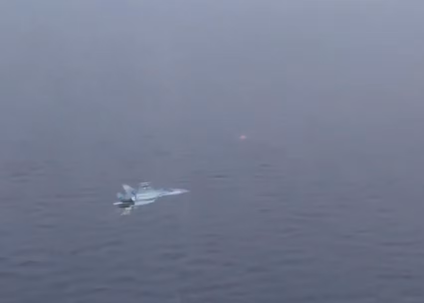 Thậm chí, nếu quả tên lửa bất ngờ gặp sự cố và phát nổ (nhiên liệu) giữa trời hoặc mất quỹ đạo, bay lòng vòng mất kiểm soát thì rất có thể, chiếc Su-27UB ở khoảng cách quá gần cũng không thể cơ động và né tránh kịp. Nguồn ảnh: Militarynoptan.