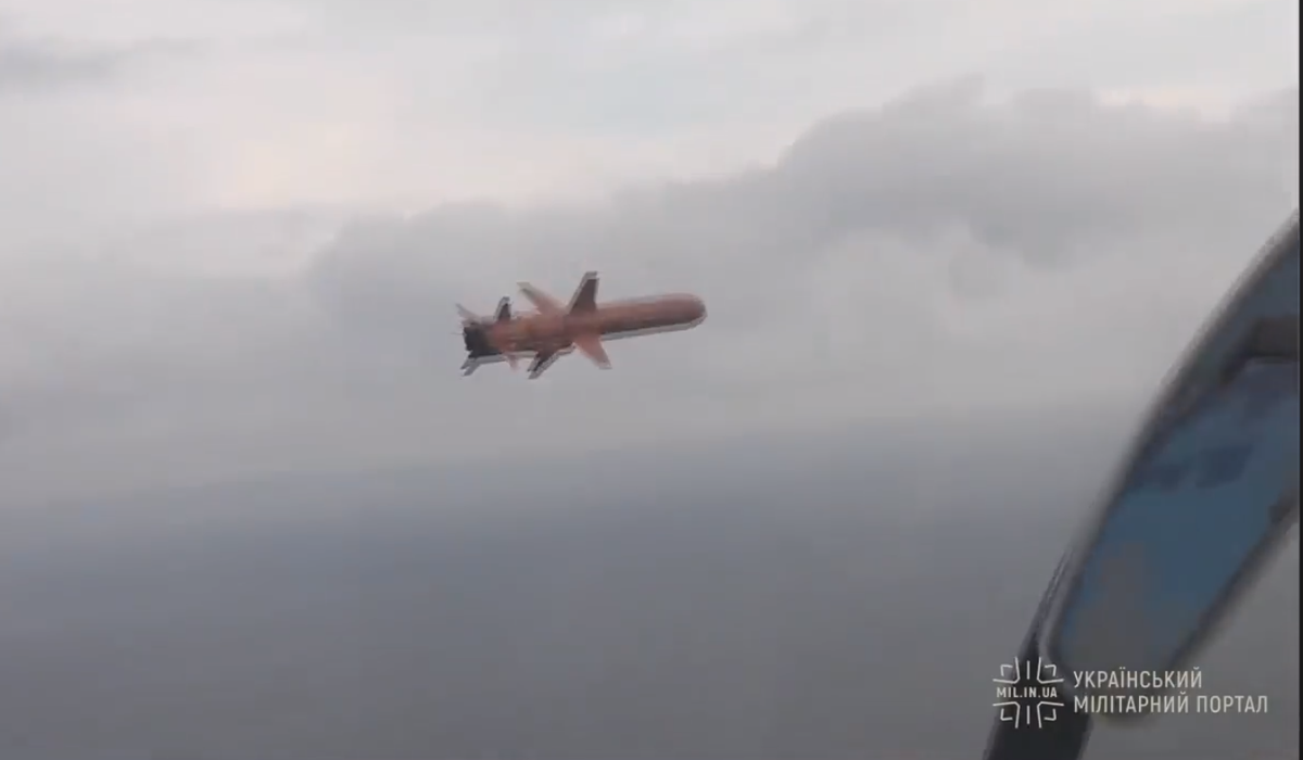 Từ khoang lái của chiếc Su-27UB gần với quả đạn tên lửa nhất, từng chuyển động của tên lửa đều được ghi nhận rất rõ. Nguồn ảnh: Militarynoptan.