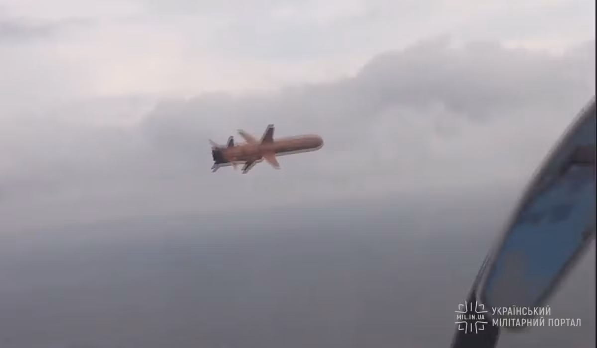 Từ khoang lái của chiếc Su-27UB gần với quả đạn tên lửa nhất, từng chuyển động của tên lửa đều được ghi nhận rất rõ. Nguồn ảnh: Militarynoptan.