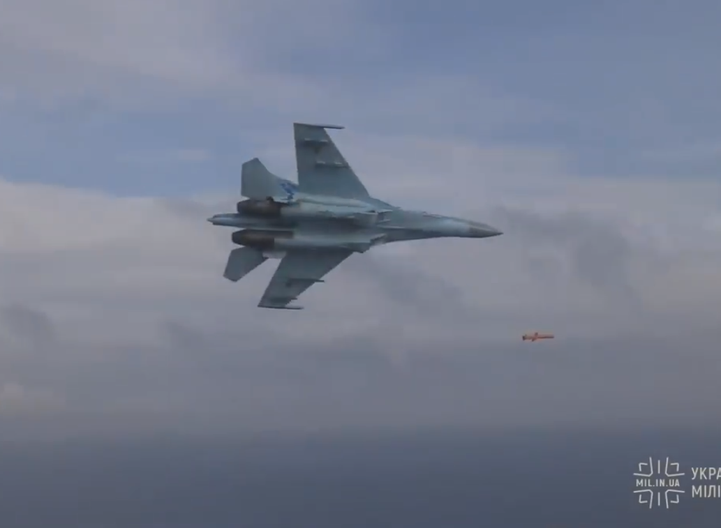 Thậm chí chiếc Su-27UB còn lượn xung quanh quả tên lửa khi nó đang bay để thu được những hình ảnh chi tiết nhất về nhiều góc cạnh xung quanh quả tên lửa. Nguồn ảnh: Militarynoptan.