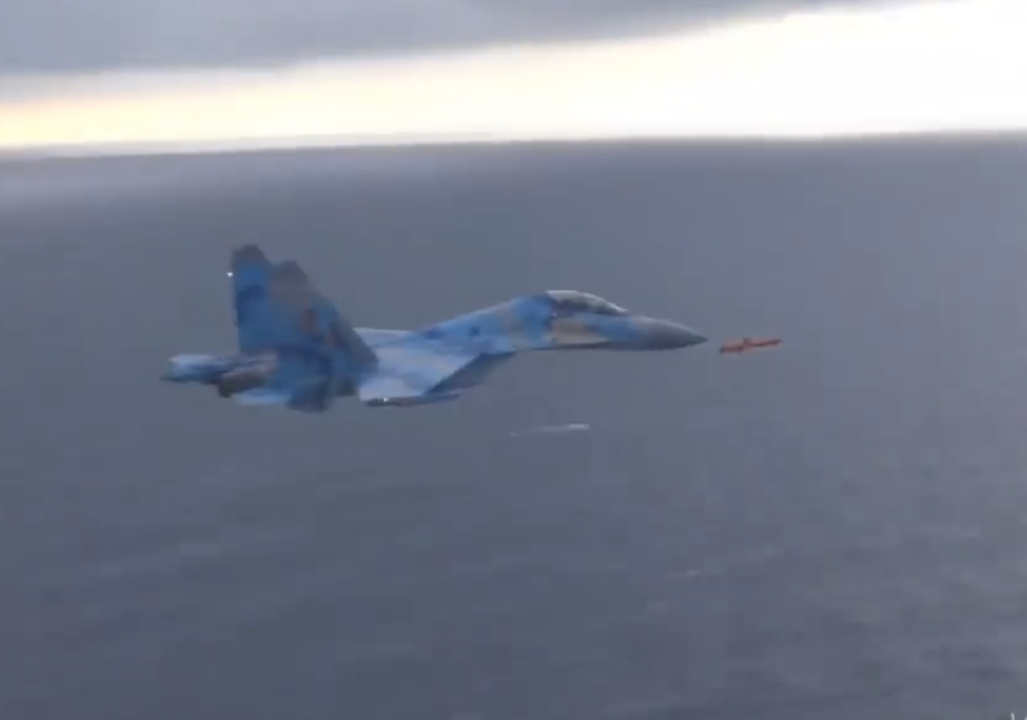 Ở khoảng cách này, chỉ cần quả tên lửa gẫy một cách dẫn hướng khiến quỹ đạo của nó bị lệch, chắc chắn phi công Su-27UB sẽ "ăn đủ". Nguồn ảnh: Militarynoptan.