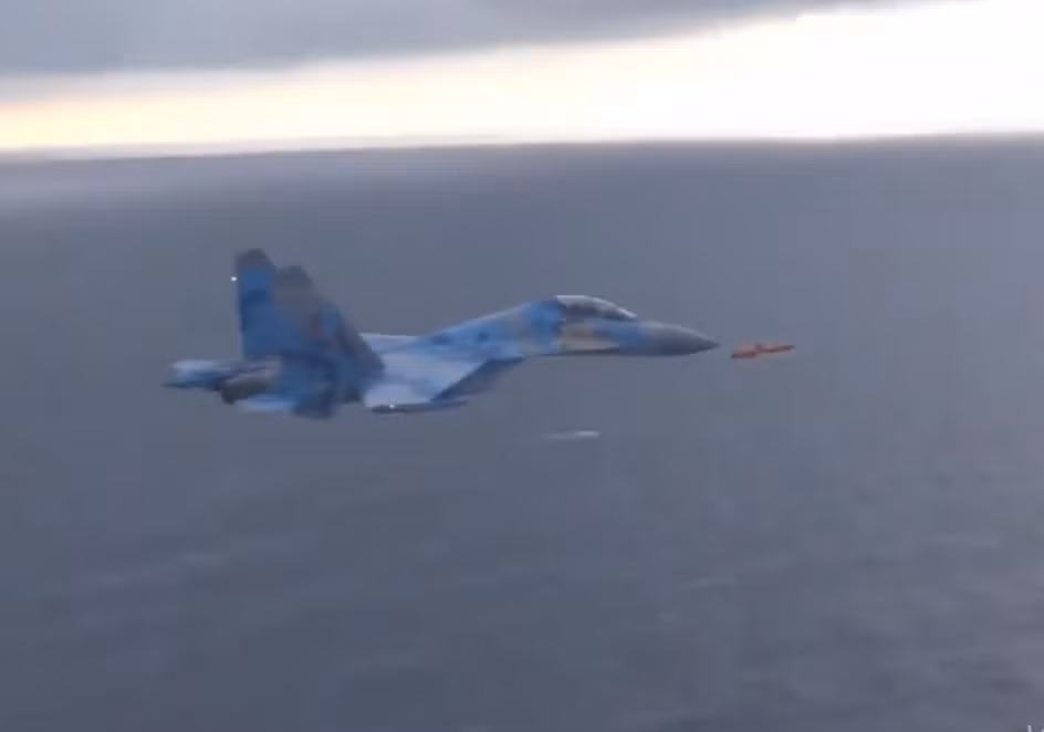 Ở khoảng cách này, chỉ cần quả tên lửa gẫy một cách dẫn hướng khiến quỹ đạo của nó bị lệch, chắc chắn phi công Su-27UB sẽ "ăn đủ". Nguồn ảnh: Militarynoptan.