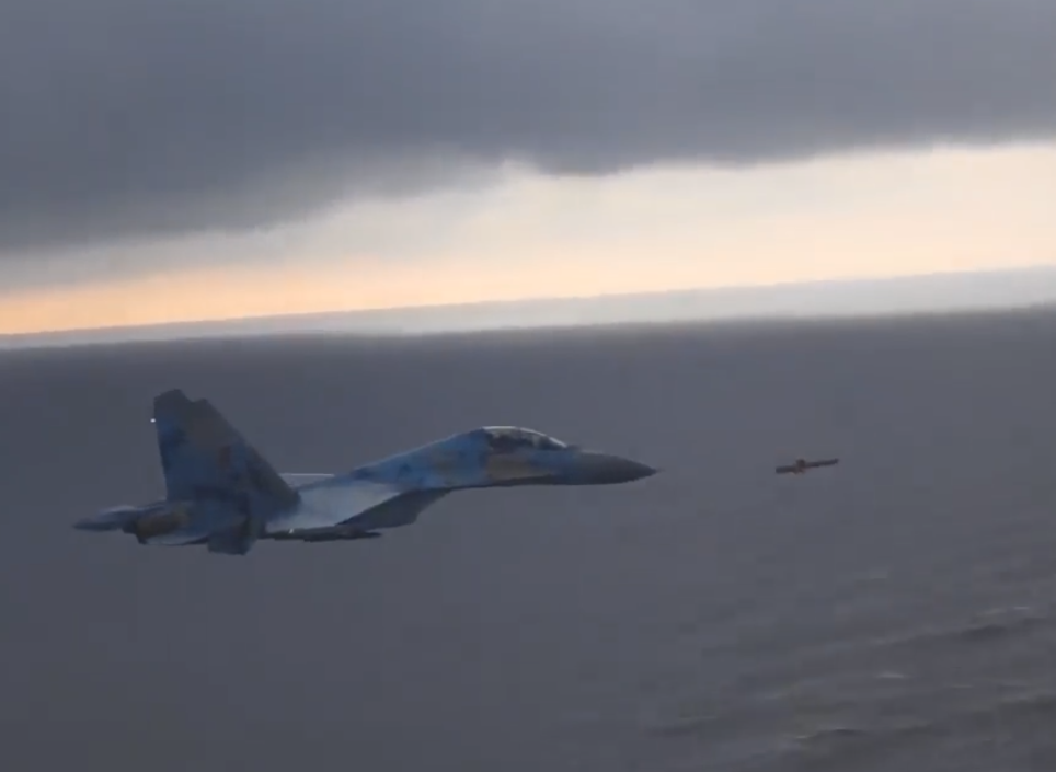 Tốc độ bay của tên lửa R-360 vào khoảng gần 1000 km/h - nghĩa là cận âm. Loại tên lửa này có thể mang theo đầu đạn nặng 150 kg và tầm bắn tối đa lên tới 280 km/h. Nguồn ảnh: Militarynoptan.