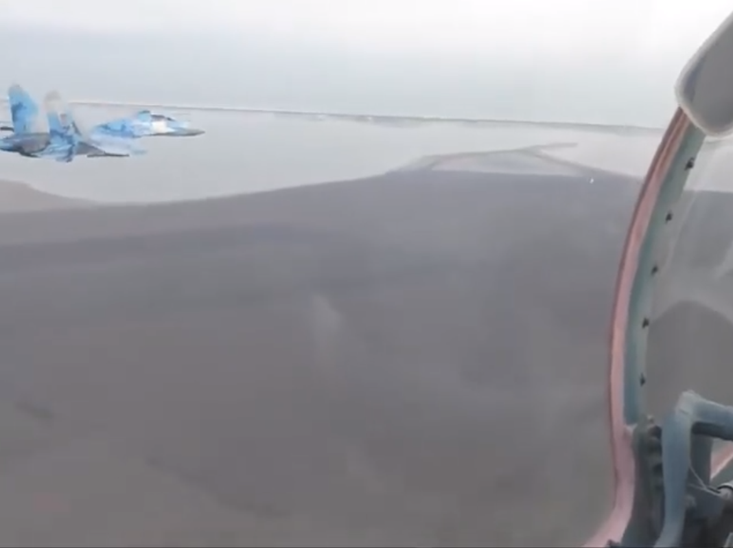 Biên đội hai chiếc chiến đấu cơ Su-27UB được cử để bay theo quả đạn tên lửa R-360. Một chiếc có nhiệm vụ quay phim quả đạn, chiếc còn lại có nhiệm vụ quay phim bao quát toàn bộ khu vực. Nguồn ảnh: Militarynoptan.