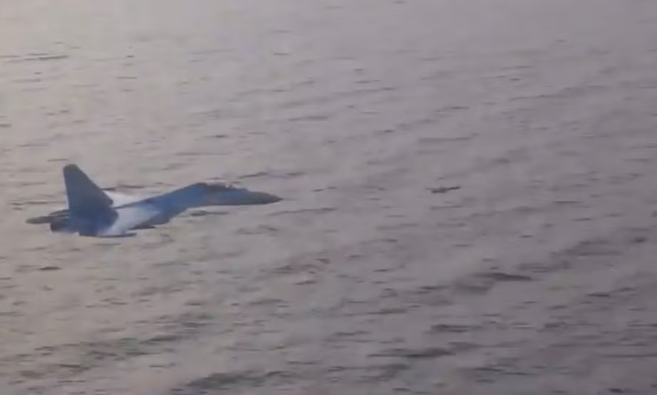 Trong khi đó, tốc độ tối đa của chiếc Su-27UB vào khoảng 2500 km/h. Trong quá khứ, việc sử dụng máy bay chiến đấu phản lực siêu âm để "theo dõi" tên lửa khi bắn tập là điều rất phổ biến, tuy nhiên ít ai dám bay sát tên lửa như trường hợp này. Nguồn ảnh: Militarynoptan.