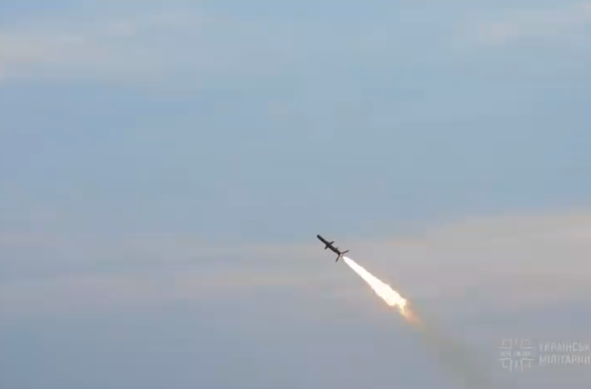 Việc sử dụng phản lực tốc độ cao để bám theo tên lửa trong những cuộc thử nghiệm như thế này là điều rất phổ biến, tuy nhiên bay sát tên lửa như phi công Su-27 của Ukraine thì hiếm ai từng thấy. Nguồn ảnh: Militarynoptan.