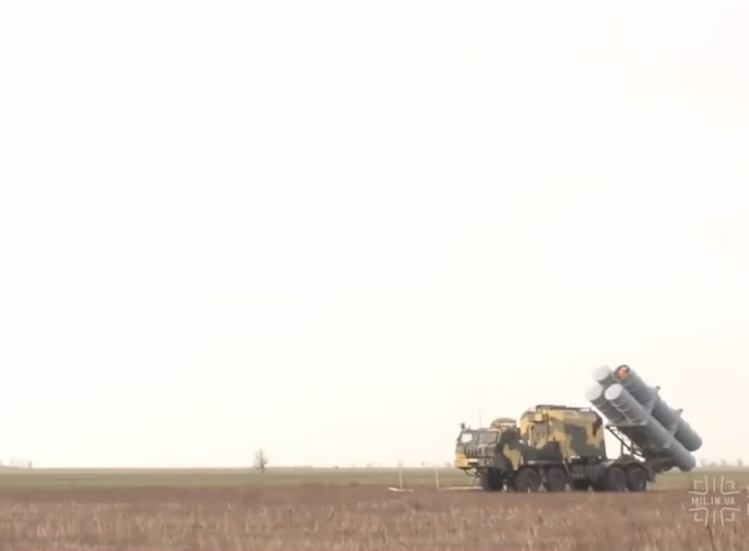 Vừa rồi, Ukraine đã bắn thử tên lửa hành trình chống hạm RK-360MT với đạn tên lửa R-360. Trong quá trình tên lửa R-360 bay, một biên đội Su-27 đã bay sát tên lửa này để ghi lại hành trình của R-360. Nguồn ảnh: Militarynoptan.