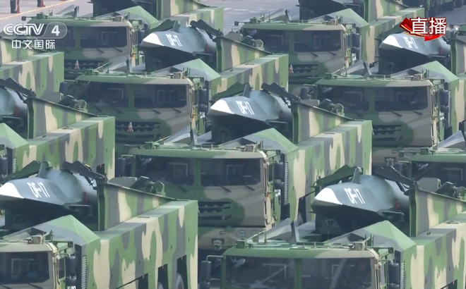 Theo truyền thông Trung Quốc, quá trình phát triển tên lửa DF-17 diễn ra từ năm 2009, thử nghiệm đầu tiên được tiến hành vào năm 2014. Tình báo Mỹ sau khi phát hiện thứ vũ khí mới đã đặt cho nó tên định danh Wu-14 và sau đó là DF-ZF.