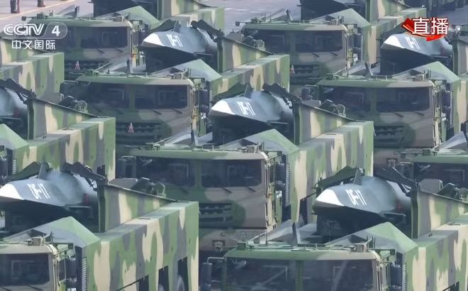 Theo truyền thông Trung Quốc, quá trình phát triển tên lửa DF-17 diễn ra từ năm 2009, thử nghiệm đầu tiên được tiến hành vào năm 2014. Tình báo Mỹ sau khi phát hiện thứ vũ khí mới đã đặt cho nó tên định danh Wu-14 và sau đó là DF-ZF.