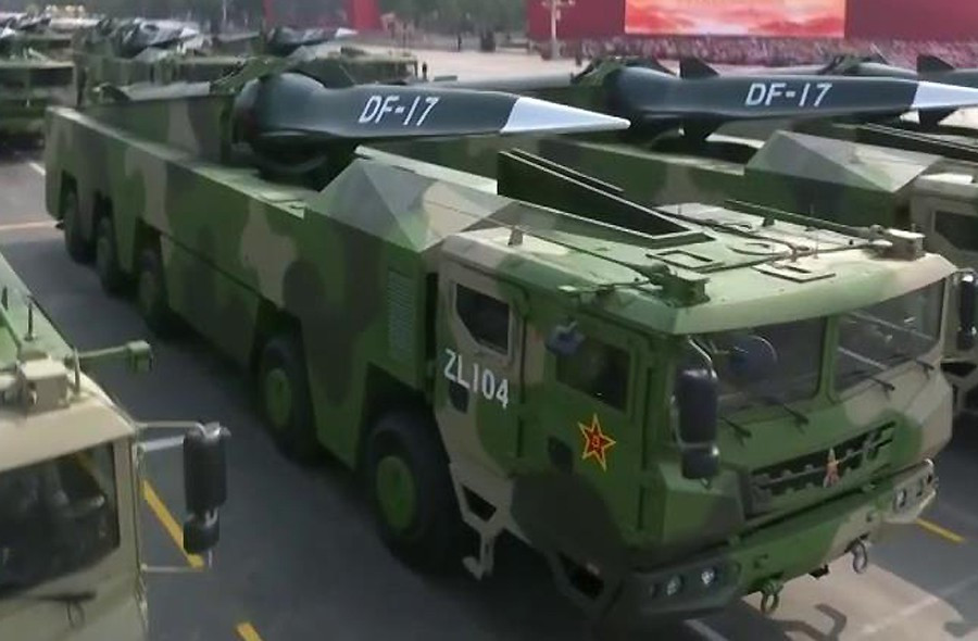 Ước tính thông số kỹ thuật của DF-17 bao gồm chiều dài 14,4 m; trọng lượng 14 tấn, phần đầu đạn tàu lượn nặng khoảng 1,4 tấn; tầm bắn 1.700 km; tốc độ giai đoạn công kích mục tiêu lên tới 3200 m/s.