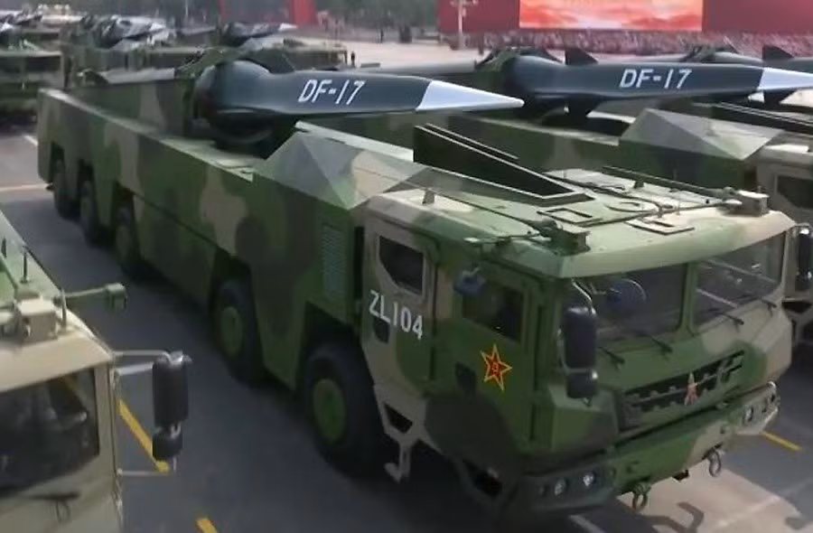 Ước tính thông số kỹ thuật của DF-17 bao gồm chiều dài 14,4 m; trọng lượng 14 tấn, phần đầu đạn tàu lượn nặng khoảng 1,4 tấn; tầm bắn 1.700 km; tốc độ giai đoạn công kích mục tiêu lên tới 3200 m/s.