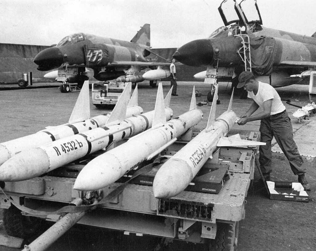 Trong khi các máy bay ném bom B-52 vào Hà Nội thực hiện nhiệm vụ thả bom, các máy bay chiến thuật sẽ tách làm đôi, một đội hộ tống máy bay B-52, đội còn lại chia làm 8 nhóm, mỗi nhóm chịu trách nhiệm khoá một không phận trọng yếu quanh Hà Nội để tránh các máy bay MiG-21 của ta tấn công vào đội hình ném bom chính. Nguồn ảnh: Pinterest.