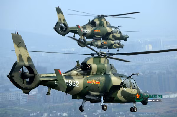 Và cuối cùng là Z-9C - loại trực thăng đa dụng do Trung Quốc tự thiết kế dựa trên chuyển giao công nghệ từ Pháp. Không chỉ làm nhiệm vụ tác chiến khi mang theo vũ khí, Z-9C còn thường được sử dụng vào việc vận chuyển VIP qua lại giữa các tàu chiến của hạm đội Trung Quốc. Nguồn ảnh: BI.