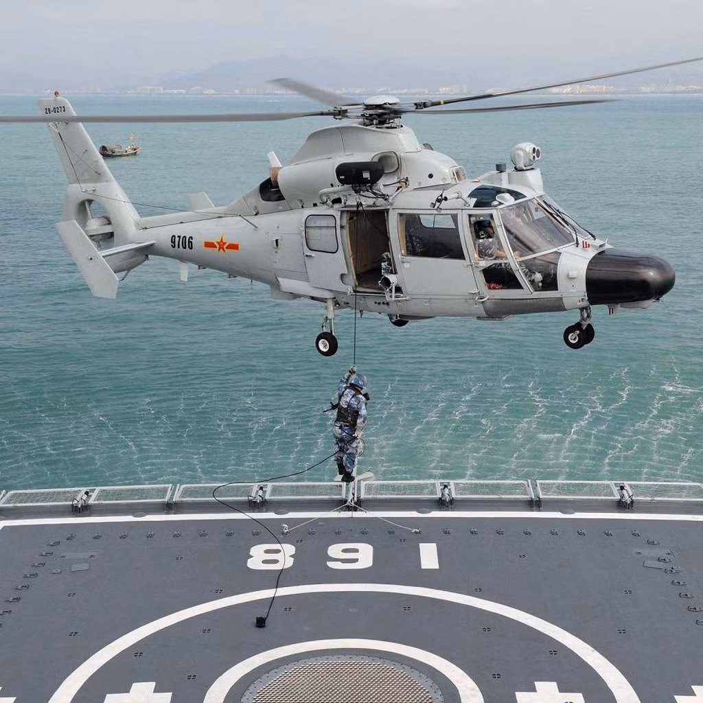 Nói một cách ngắn gọn, Z-9C sẽ có trọng trách khá quan trọng khi nó được sử dụng để làm "xe ôm", đưa các sĩ quan cao cấp, thuyền trưởng các tàu chiến lên tàu Sơn Đông họp bàn phương án tác chiến - công việc không thể thực hiện được qua bộ đàm. Nguồn ảnh: BI.