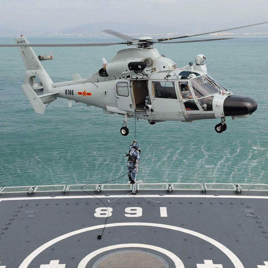 Nói một cách ngắn gọn, Z-9C sẽ có trọng trách khá quan trọng khi nó được sử dụng để làm "xe ôm", đưa các sĩ quan cao cấp, thuyền trưởng các tàu chiến lên tàu Sơn Đông họp bàn phương án tác chiến - công việc không thể thực hiện được qua bộ đàm. Nguồn ảnh: BI.