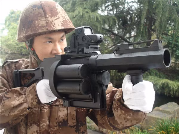 Bù lại, LG-4 lại rất cồng kềnh và tốn đạn nhanh hơn khi sử dụng. Xạ thủ sử dụng súng phóng lựu LG-4 hoàn toàn không đủ sức mang theo loại vũ khí cá nhân khác để tự vệ trên chiến trường. Nguồn ảnh: Sina.