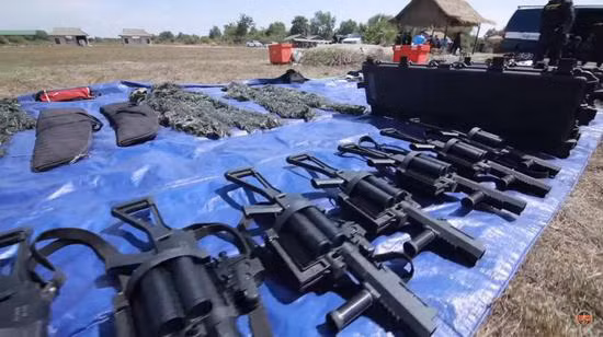 Trong một chừng mực nào đó, súng phóng lựu LG-4 cũng hoàn toàn có khả năng áp chế phương tiện cơ giới của đối phương nếu xạ thủ khai hoả chính xác vào "chỗ hiểm" của các loại phương tiện cơ giới bọc thép nhẹ. Nguồn ảnh: Sina.