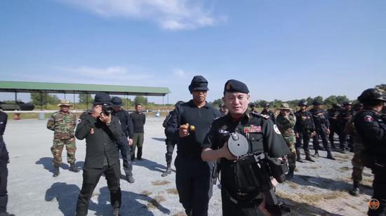 Đây đều là loại súng phóng lựu ổ đạn xoay hạng nhẹ LG-4 do Trung Quốc sản xuất từ năm 2011. Súng sử dụng cỡ đạn phóng lựu tiêu chuẩn như phần lớn các loại súng phóng lựu cá nhân khác trên thế giới đó là 40mm. Nguồn ảnh: Sina.