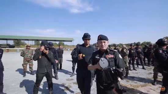 Đây đều là loại súng phóng lựu ổ đạn xoay hạng nhẹ LG-4 do Trung Quốc sản xuất từ năm 2011. Súng sử dụng cỡ đạn phóng lựu tiêu chuẩn như phần lớn các loại súng phóng lựu cá nhân khác trên thế giới đó là 40mm. Nguồn ảnh: Sina.