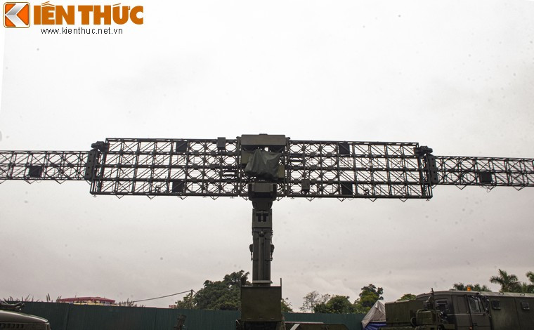 Đây là tổ hợp radar 2D, là phiên bản xuất khẩu dựa trên thiết kế của tổ hợp Vostok-D. Dàn radar này có tổng cộng 50 tần số phát khác nhau xung quanh tần số 175 MHz để phát hiện máy bay địch.