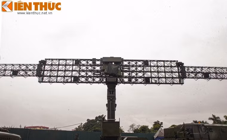 Đây là tổ hợp radar 2D, là phiên bản xuất khẩu dựa trên thiết kế của tổ hợp Vostok-D. Dàn radar này có tổng cộng 50 tần số phát khác nhau xung quanh tần số 175 MHz để phát hiện máy bay địch.