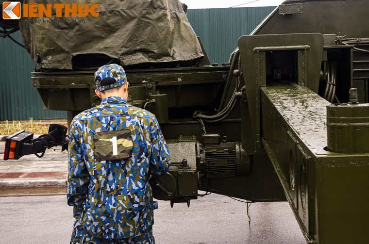 Trong trường hợp mô-tơ quay radar bị hư hỏng hoặc xảy ra trục trặc, trắc thủ hoàn toàn có thể xoay được radar chỉ bằng tay.