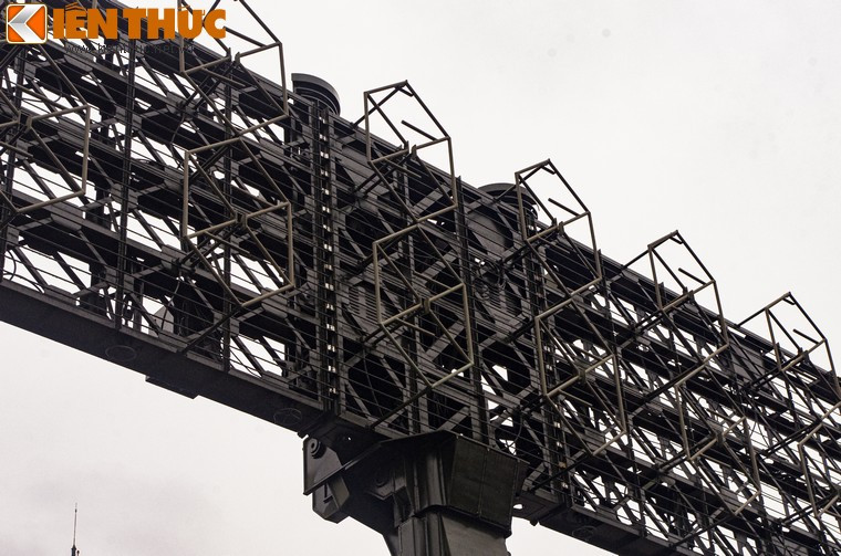 Loại radar này gần như được thiết kế với khả năng tự động hoá hoàn toàn, chỉ tốn khoảng 6 phút để triển khai với kíp chiến đấu... hai người.