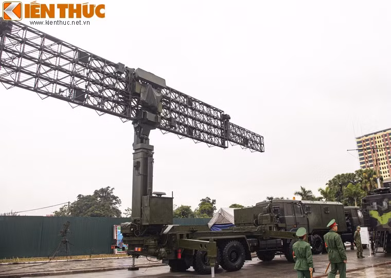 Điều này đồng nghĩa với việc, các loại chiến đấu cơ thế hệ năm trên thế giới từ F-22 Raptor, cho tới F-35, Su-57 hay J-20 của Trung Quốc đều không thể qua mặt được hệ thống RV-02 của Việt Nam.