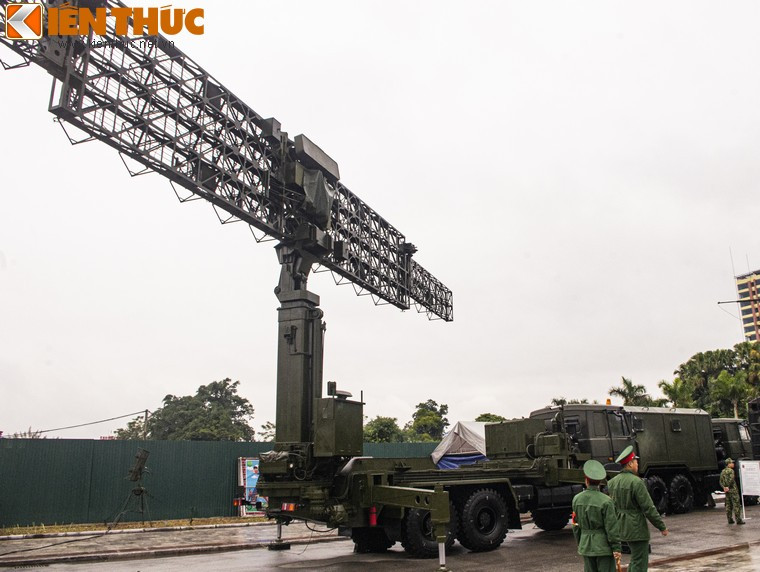 Radar sử dụng sóng quét tần số siêu cao (VHF) với tần số lên tới gần 175 MHz. Về mặt lý thuyết, radar này có thể phát hiện mọi loại chiến đấu cơ tàng hình hiện nay.