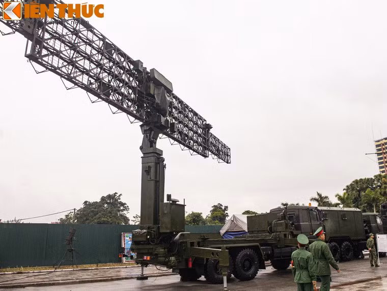 Radar sử dụng sóng quét tần số siêu cao (VHF) với tần số lên tới gần 175 MHz. Về mặt lý thuyết, radar này có thể phát hiện mọi loại chiến đấu cơ tàng hình hiện nay.