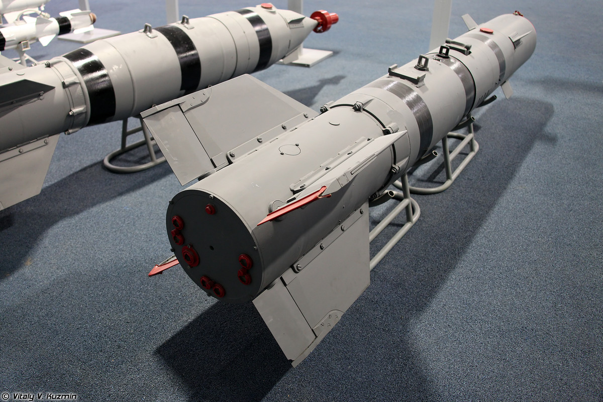 Loại bom này có độ lệch mục tiêu tối đa từ 4 tới 7 mét khi thả từ độ cao 5 km. Với đầu nổ lên tới 100 kg thuốc nổ mạnh, độ lệch này hoàn toàn không có nghĩa lý gì vì vẫn nằm trong vùng nguy hiểm bị quả bom tàn phá nặng nhất. Nguồn ảnh: Rumil.